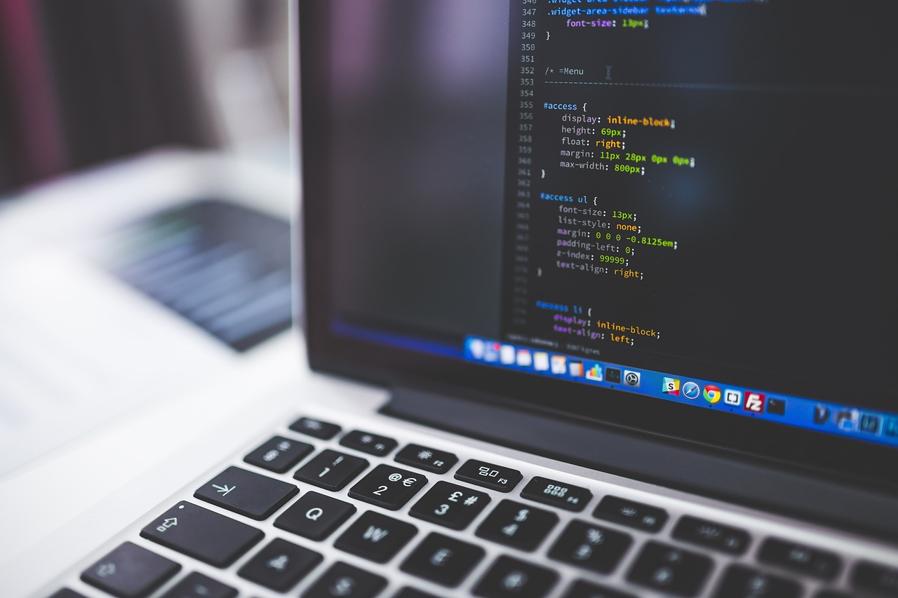 ノートパソコンにプログラムコードが表示されている画像